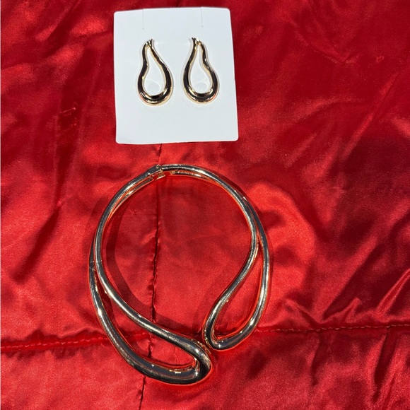 Jewelry - Elegant Gold Jewelry Set